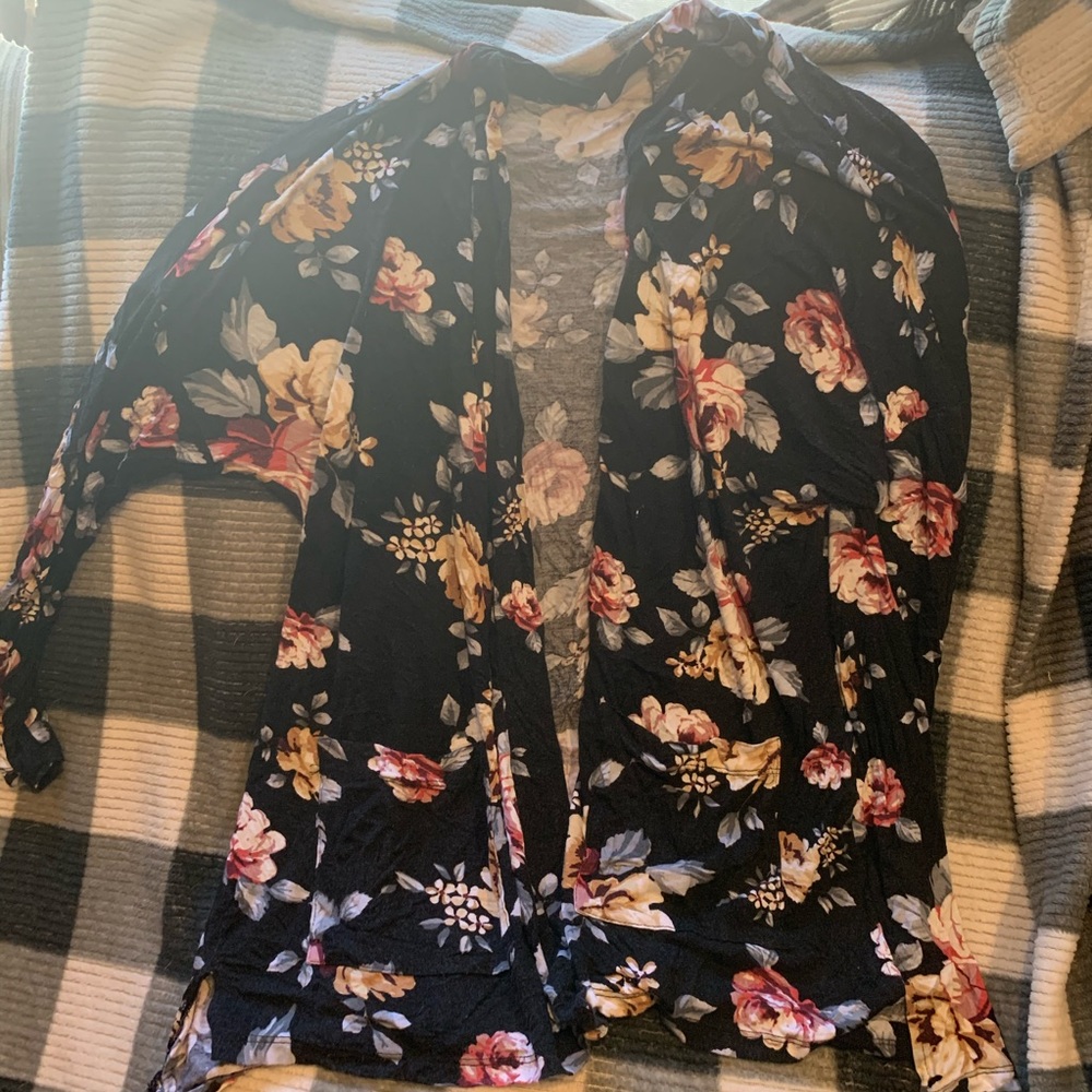 Light floral jersey cardigan. Size 2 (20-22w)